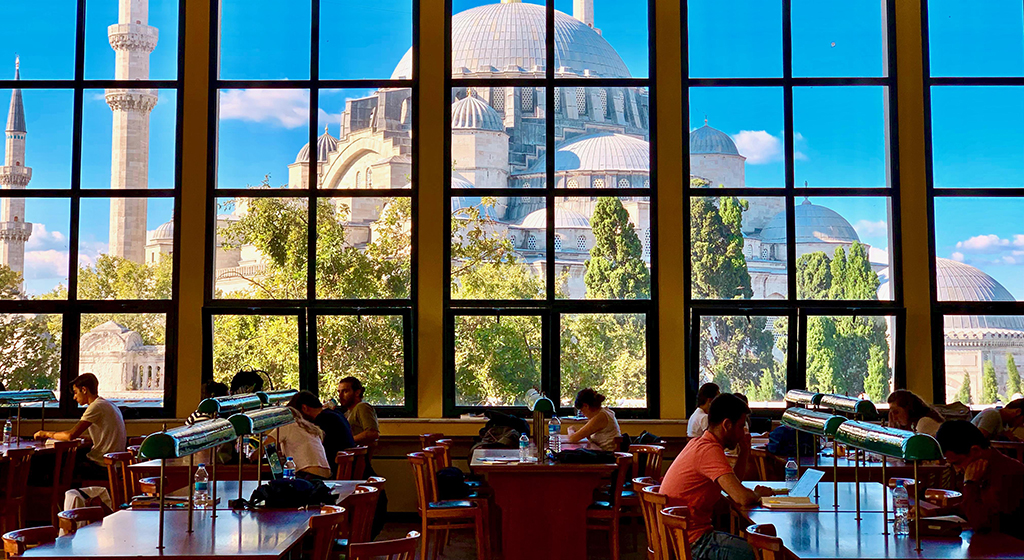 نمای کتابخانه دانشگاه استانبول ترکیه